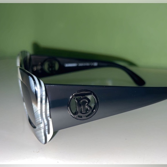Burberry Designer Sunglasses - Picture 6 of 6